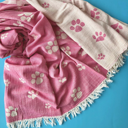 Reversible pink Turkish towel with paw patterns and natural colour fringes